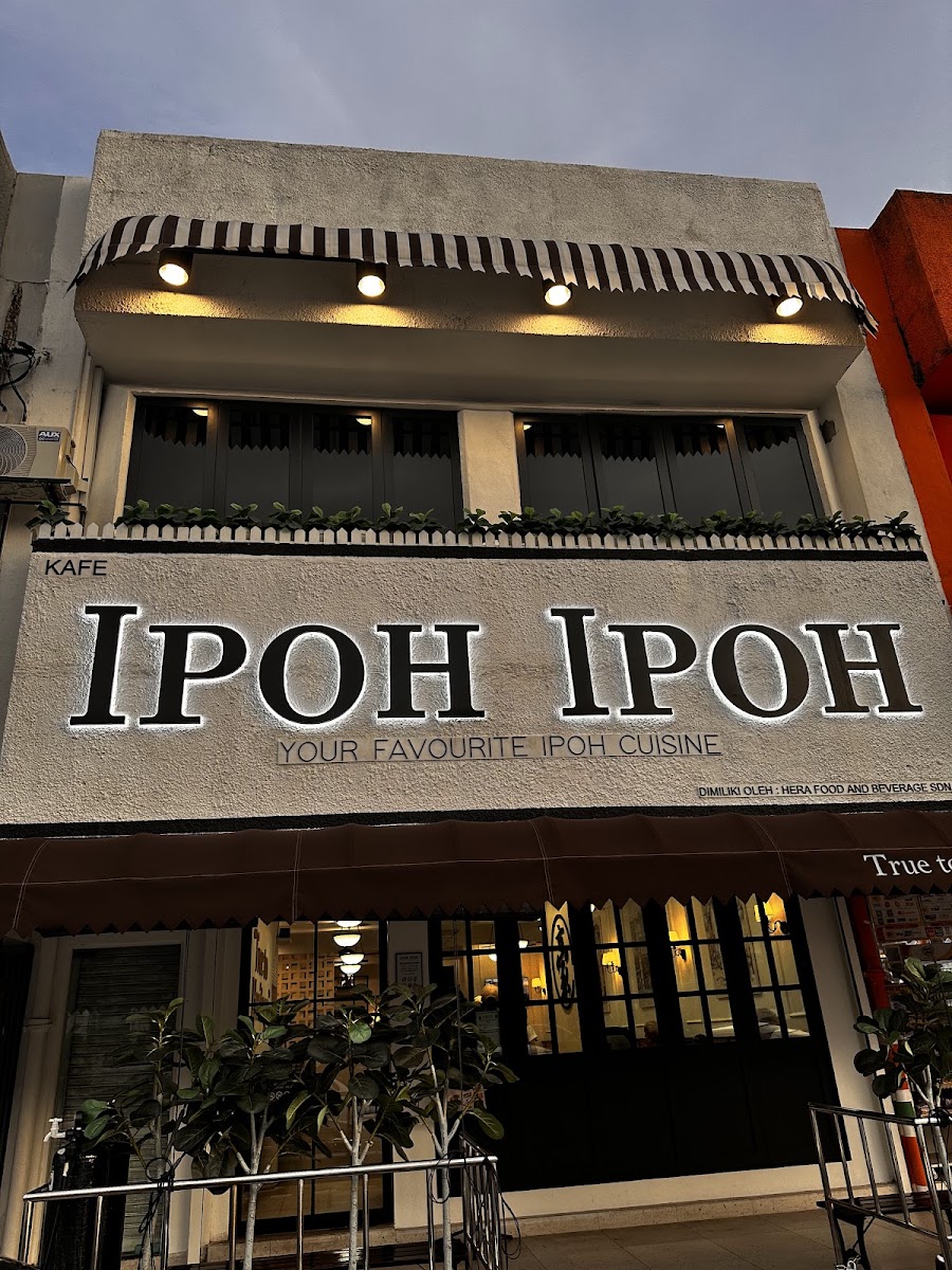 A steaming bowl of Ipoh Hor Fun soup.